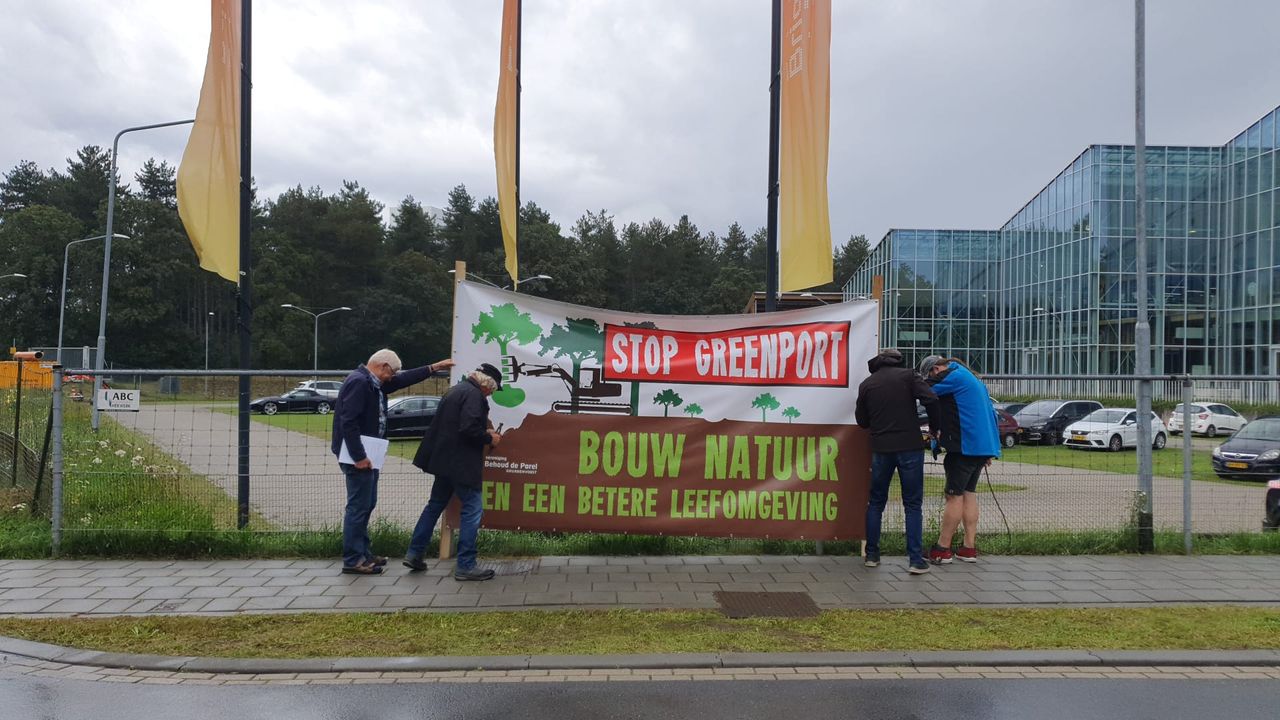 Actiegroep demonstreert bij Villa Flora tegen groei Greenport