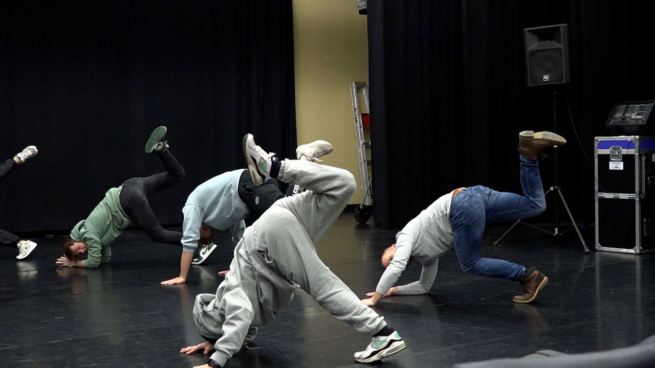 Bekende breakdancer geeft workshop aan oude school