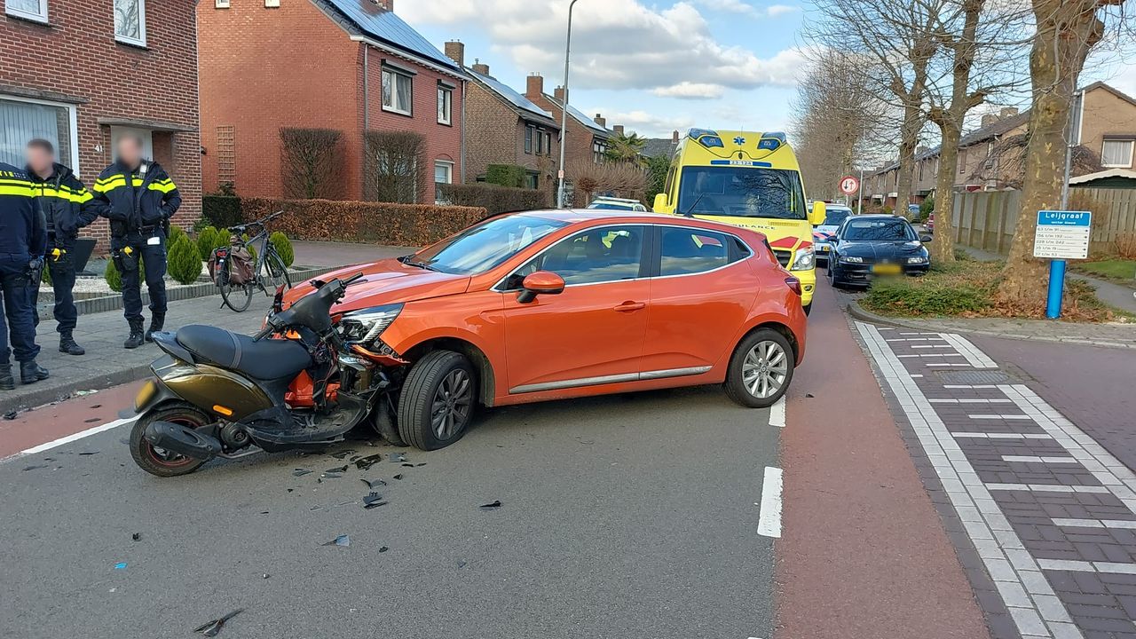 Scooterrijder gewond na botsing met auto in Belfeld