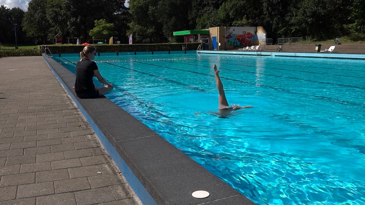 Synchroonzwemster traint voor het EK in Blericks zwembad