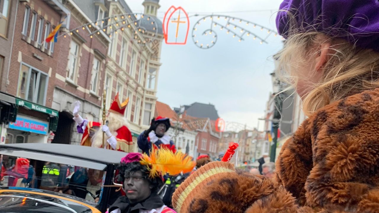 Sinterklaas rijdt in oldtimer door Blerick en Venlo
