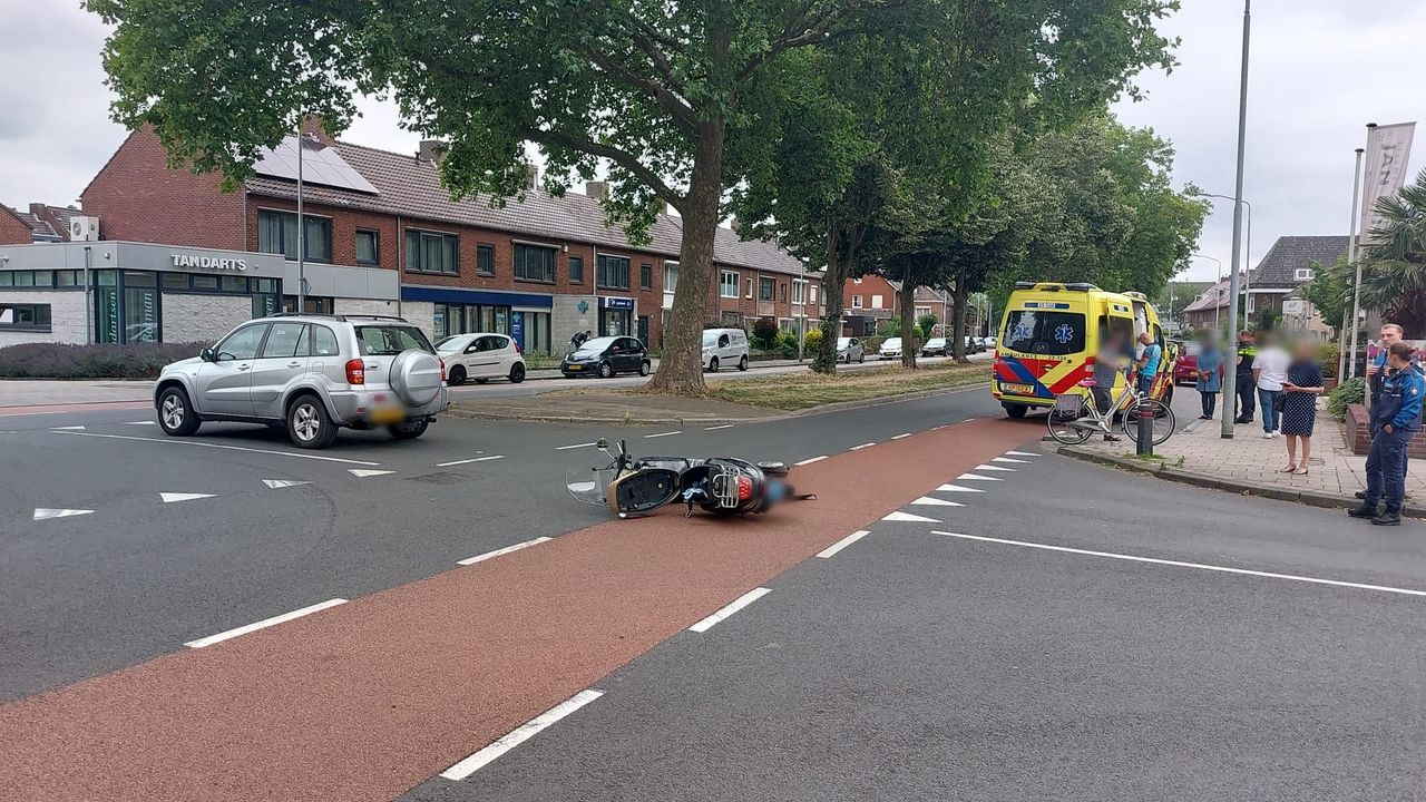 Scooterrijdster gewond bij ongeval Emmastraat