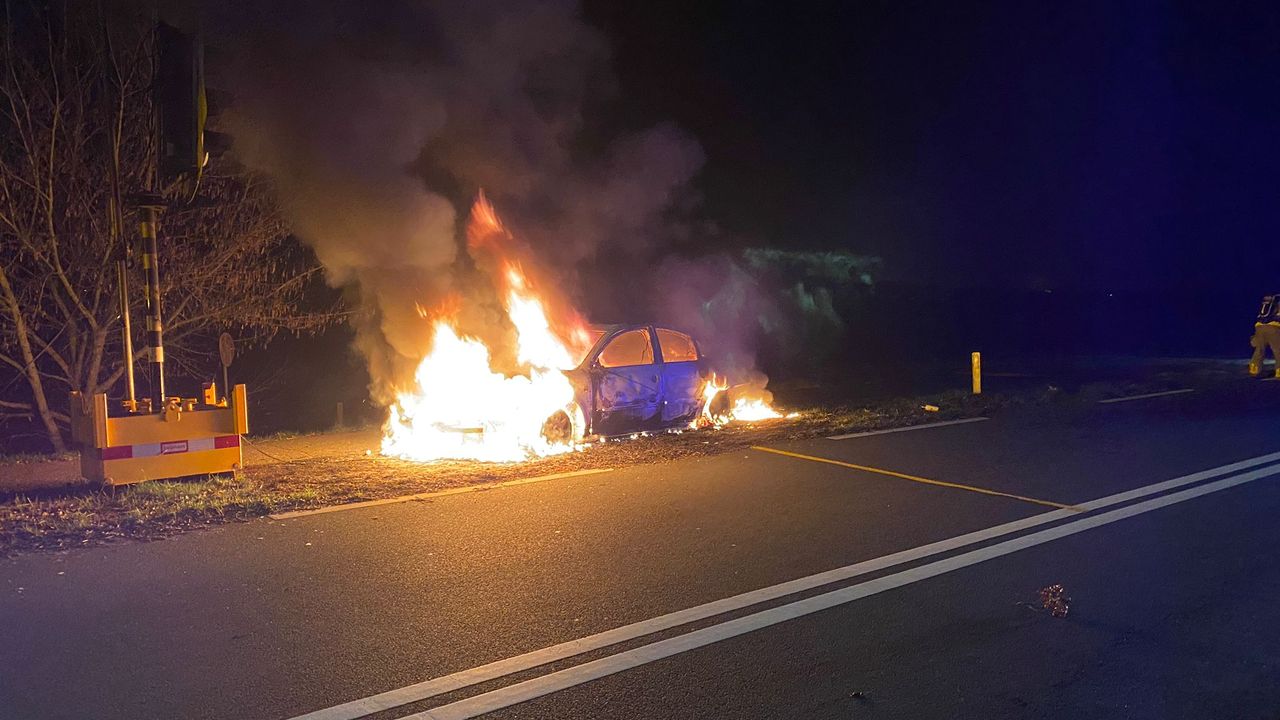 Brandende auto maakt verkeerslichten onbruikbaar