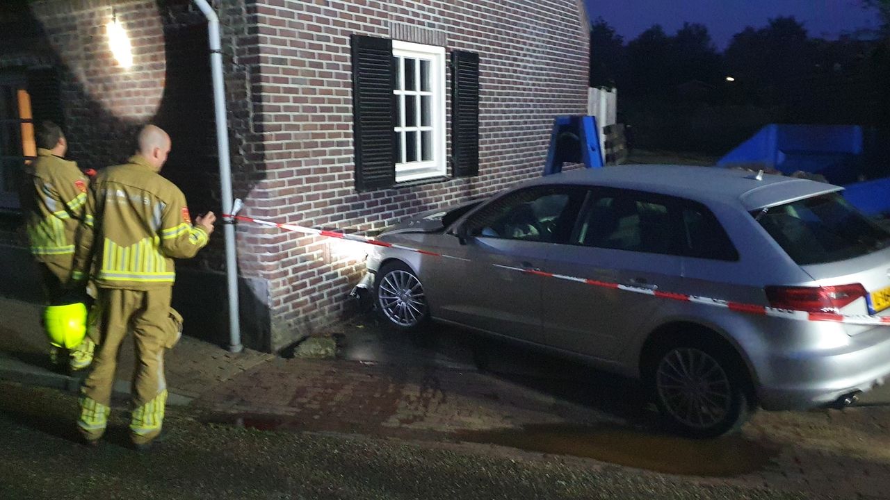 Politieachtervolging eindigt tegen huis in Hout-Blerick