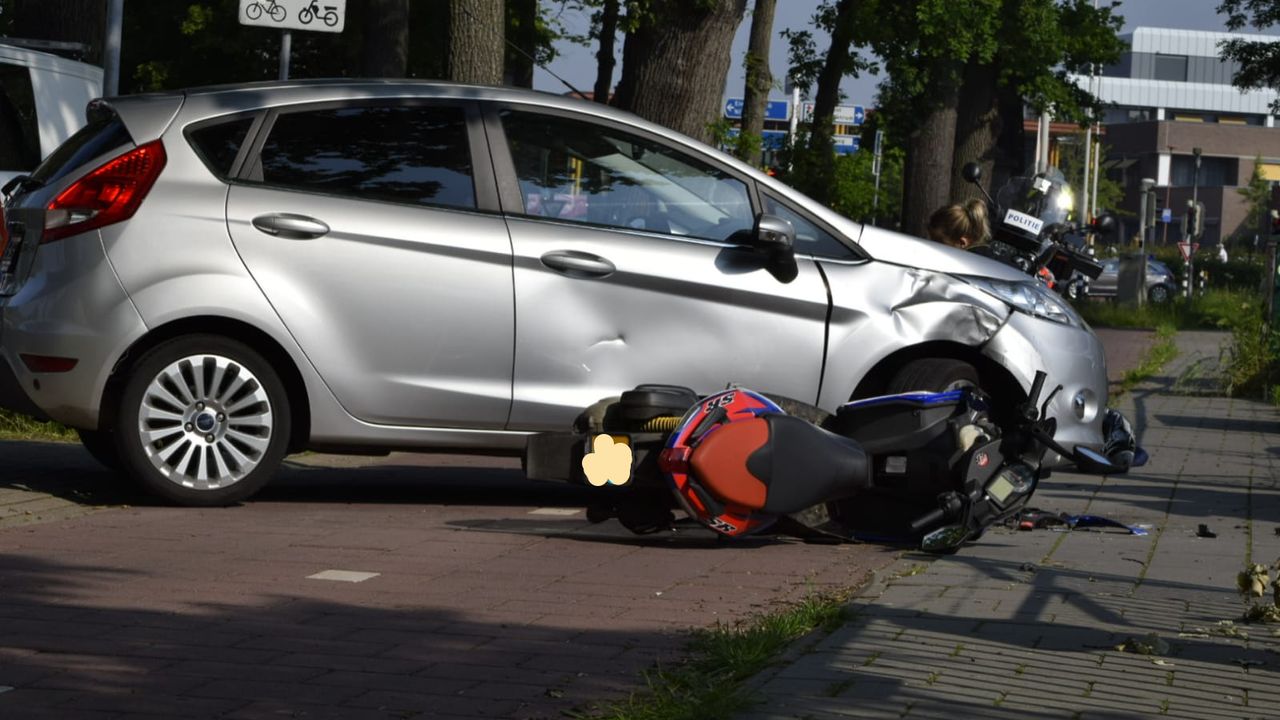 Scooterrijder geschept door automobilist