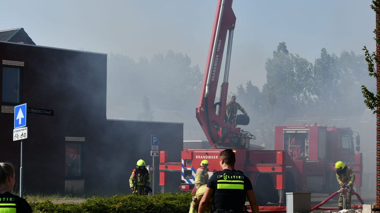 Brandweer rukt groot uit voor brandend tuinhuisje