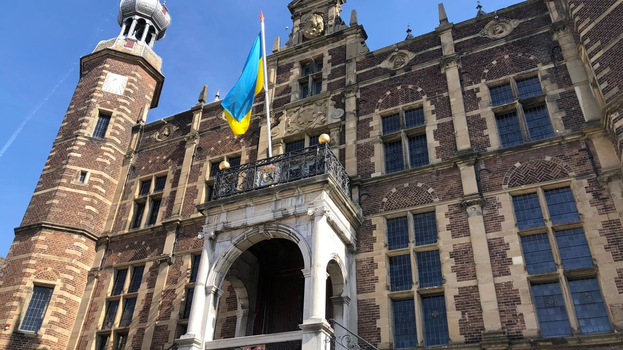 Oekraïense vlag aan stadhuis: iets bijzonders in bijzondere tijden