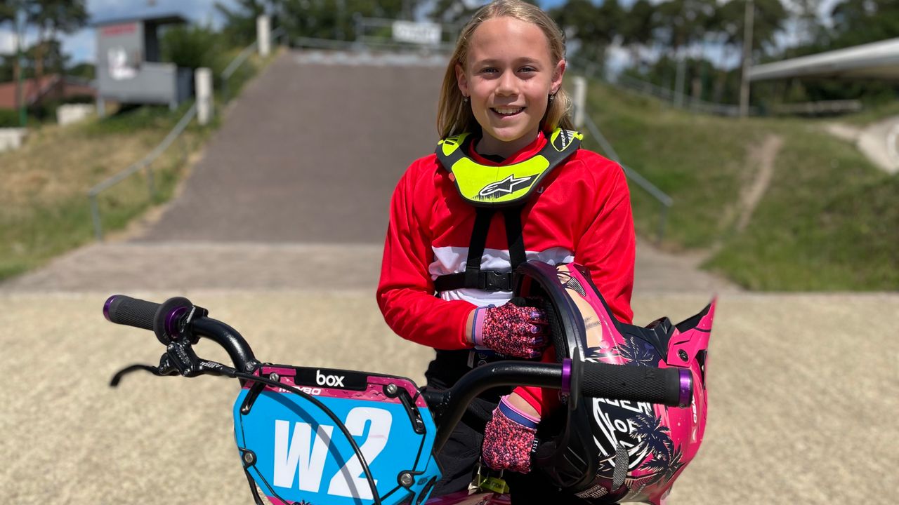 Julie (10) is 'heel blij' met winst NK BMX