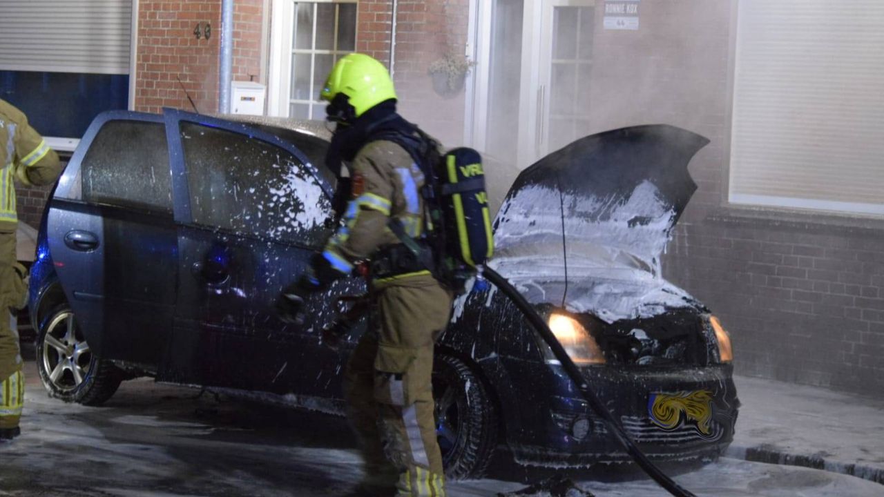 Brand verwoest auto in Venlo-Zuid